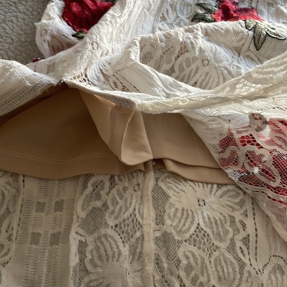 Love Triangle two piece lace skirt set with embroidered flowers - Picture 10 of 16